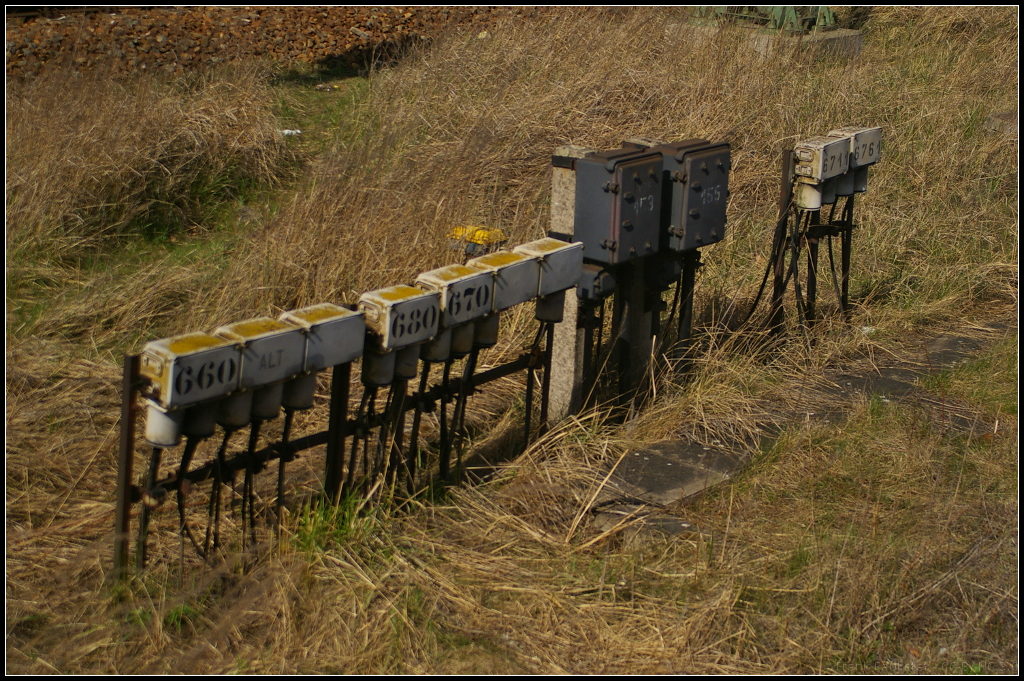 Elektrik am Bahnhof Berlin Sch�nefeld Flughafen, 20.04.2015
<br><br>
Schon etwas in die Jahre gekommen sind die Verteilerk�sten f�r Signale und Weichenantriebe.  153  ist der Kasten f�r das Blocksignal 153 in Richtung Berlin.