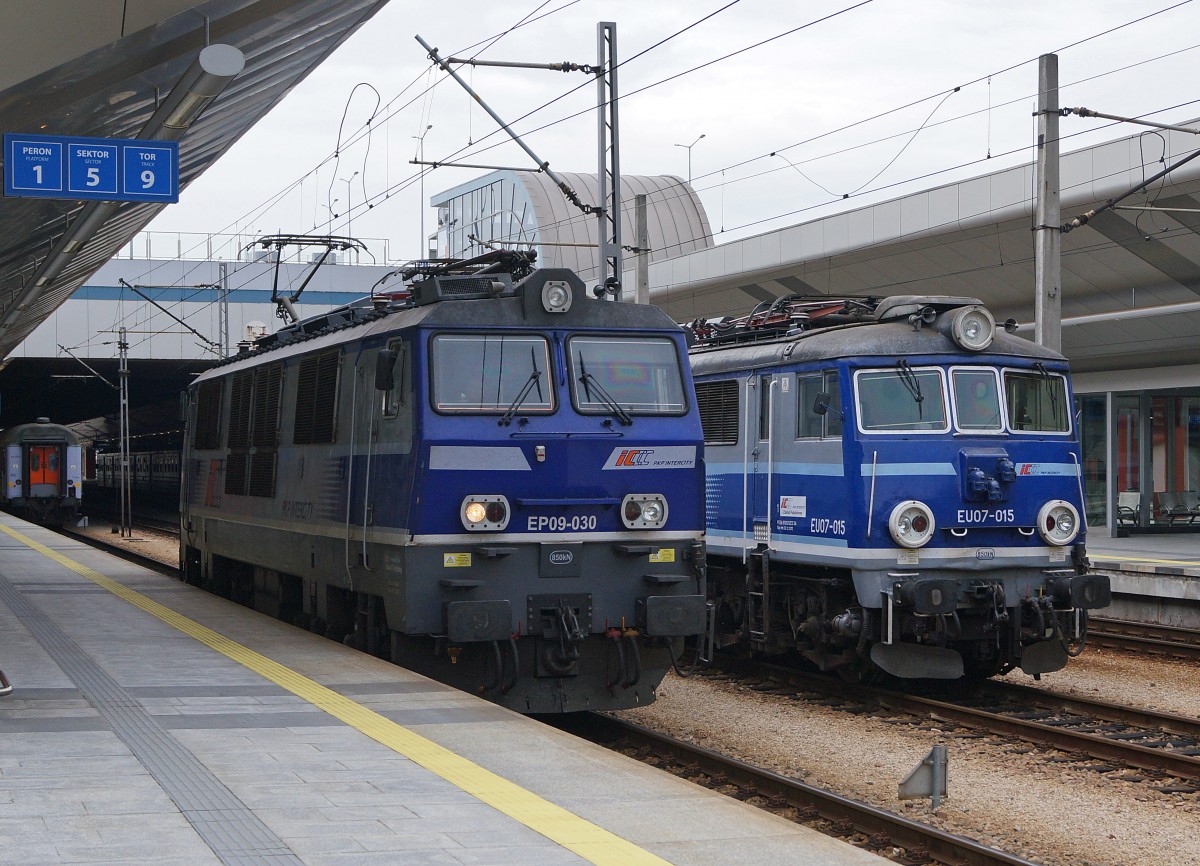 ELEKTROLOKOMOTIVEN IN POLEN
Begegnung zwischen den Baureihen EP09-030 (1986-1997) und EU07-015 (1995-1994) von P.K.P INTERCITY auf dem Bahnhof KRAKAU Glowny am 12. August 2014.
Foto: Walter Ruetsch