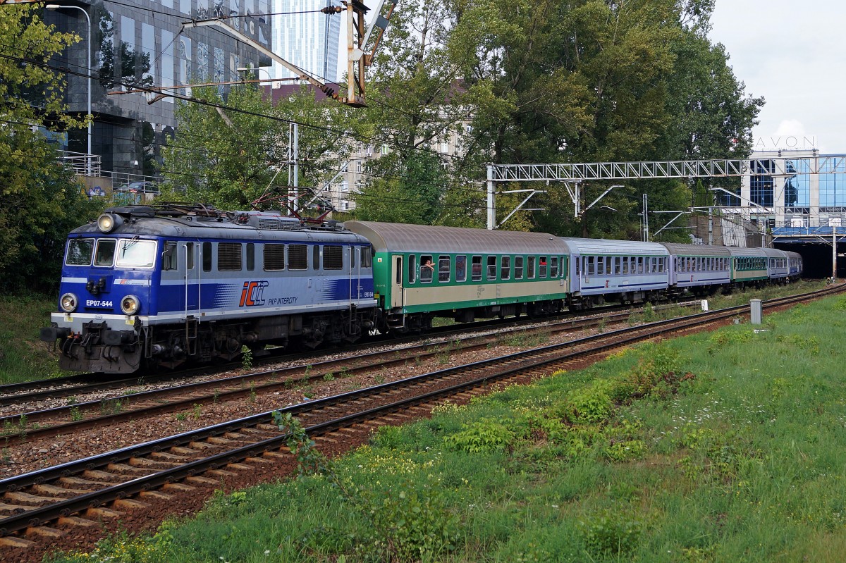 ELEKTROLOKOMOTIVEN IN POLEN
P.K.P EP07-544 vor einem IC bei WARSZAW OCHOTA am 15. August 2014.
Foto: Walter Ruetsch