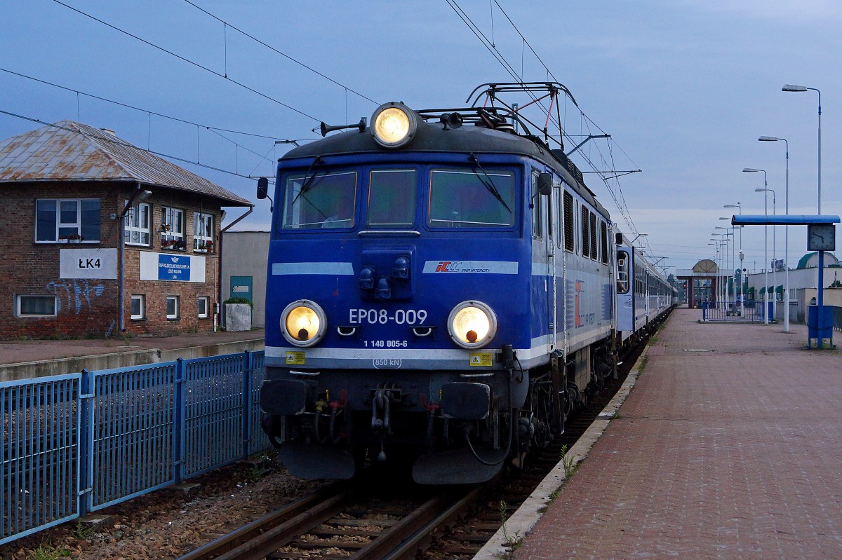 ELEKTROLOKOMOTIVEN IN POLEN
P.K.P EP08-009 vor einem IC in Lodz am frhen Morgen des 21. August 2014.
Foto: Walter Ruetsch