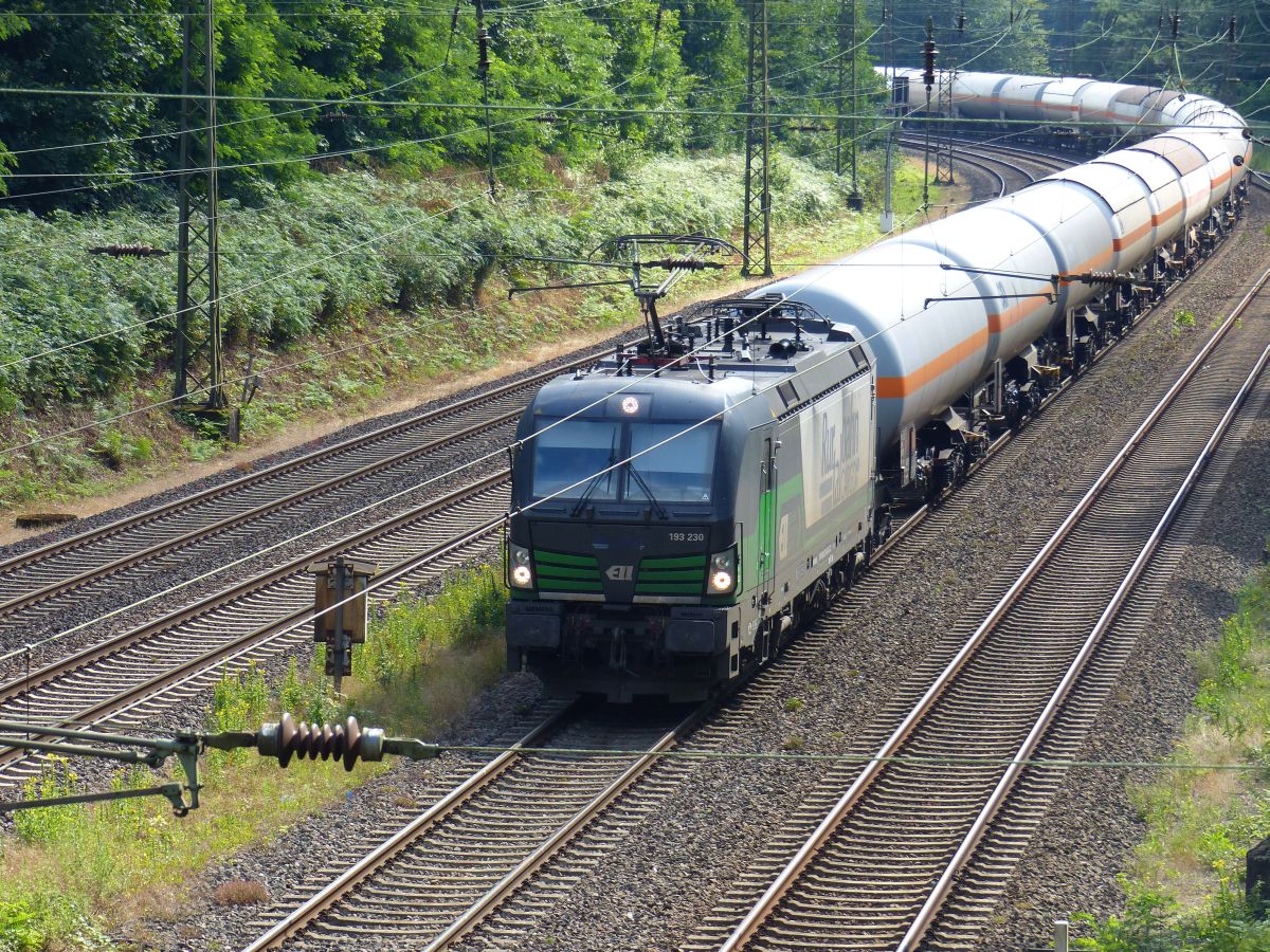 ELL (European Locomotive Leasing, Wien) Lok 193 230 unterwegs fr Rurtalbahn Cargo. Abzweig Lotharstrasse, Aktienweg, Duisburg, Deutschland 13-07-2017.


Rurtalbahn loc 193 230 gehuurd van ELL (European Locomotive Leasing, Wien) met een ketelwagentrein. Abzweig Lotharstrasse, Aktienweg, Duisburg, Duitsland 13-07-2017.