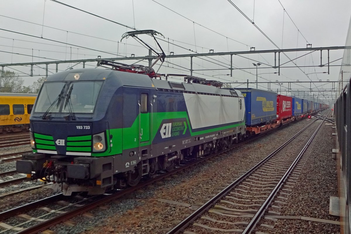 ELL/LTE 193 733 steht in stromender regen mit der Rzepinshuttle am 1 November 2019 in Nijmegen.