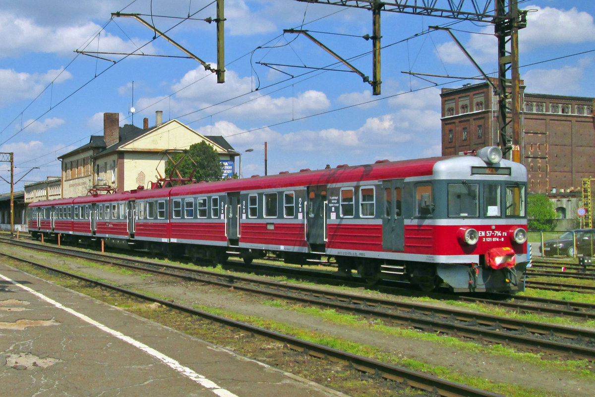 EN57-714 steht am 29 April 2016 in Leszno.