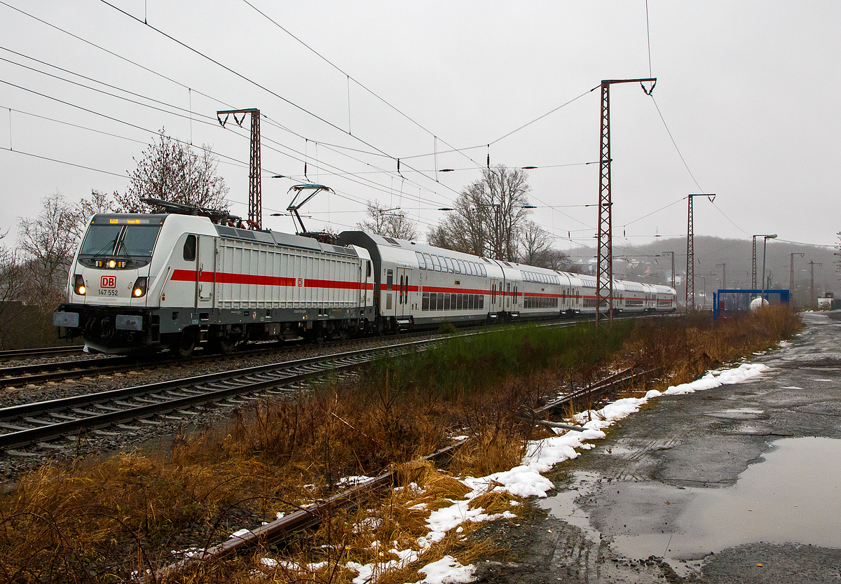 Endlich ist es soweit, das Siegerland ist wieder am Fernverkehr angeschlossen..... 
Seit heute (dem Fahrplanwechsel Dez. 2021) fahren nun wieder IC´s zwischen Frankfurt am Main und Siegen. Eigentlich wrden sie auch weiter auf der Ruhr-Sieg-Strecke (KBS 440) in nrdlicher Richtung fahren, aber die Strecke ist noch wegen der Flutkatastrophe auf der Ruhr-Sieg-Strecke unterbrochen. Kleine Kurzschlsse in den Kabelanlagen sorgen noch fr eine Verlngerung der Bauarbeiten. Die Inbetriebnahme verschiebt sich auf 20. Dezember 2021.

Eigentlich war heute kein Fotowetter, aber einen der ersten musste ich doch ablichten. Die 147 552 (91 80 6147 552-4 D-DB) der DB Fernverkehr AG fhrt am 12.12.2021 mit dem IC2 (IC 2228) auf der Dillstrecke (KBS 445) durch Rudersdorf (Kr. Siegen) in Richtung Siegen. Zurzeit ist der Hbf Siegen Endstation, vermutlich ab 20.12.2012 ist es dann Hamm(Westf)Hbf.

Die Flutkatastrophe im Sommer 2021 hatte die Ruhr-Sieg-Strecke (KBS 440) massiv beschdigt, an vielen Stellen war die Infrastruktur auf einer Lnge von rund 30 Kilometern vllig zerstrt. Um die Strecke schnellstmglich wieder in Betrieb zu nehmen, hat die DB zeitgleich die vllig untersplten Gleise neu aufgebaut und das berflutete Stellwerk mit seinen zahlreichen Innen- und Auenanlagen neu errichtet. Allein dafr mussten rund 3.500 einzelne Kabeladern an Signale, Weichen und Zugsicherungssysteme angeschlossen werden.


Die TRAXX P160 AC3 wurde 2016 von Bombardier in Kassel unter der Fabriknummer 35224 gebaut und an die DB Fernverkehr AG geliefert. Sie hat die Zulassungen fr Deutschland und die Schweiz, daher hat sie auch vier Stromabnehmer.
