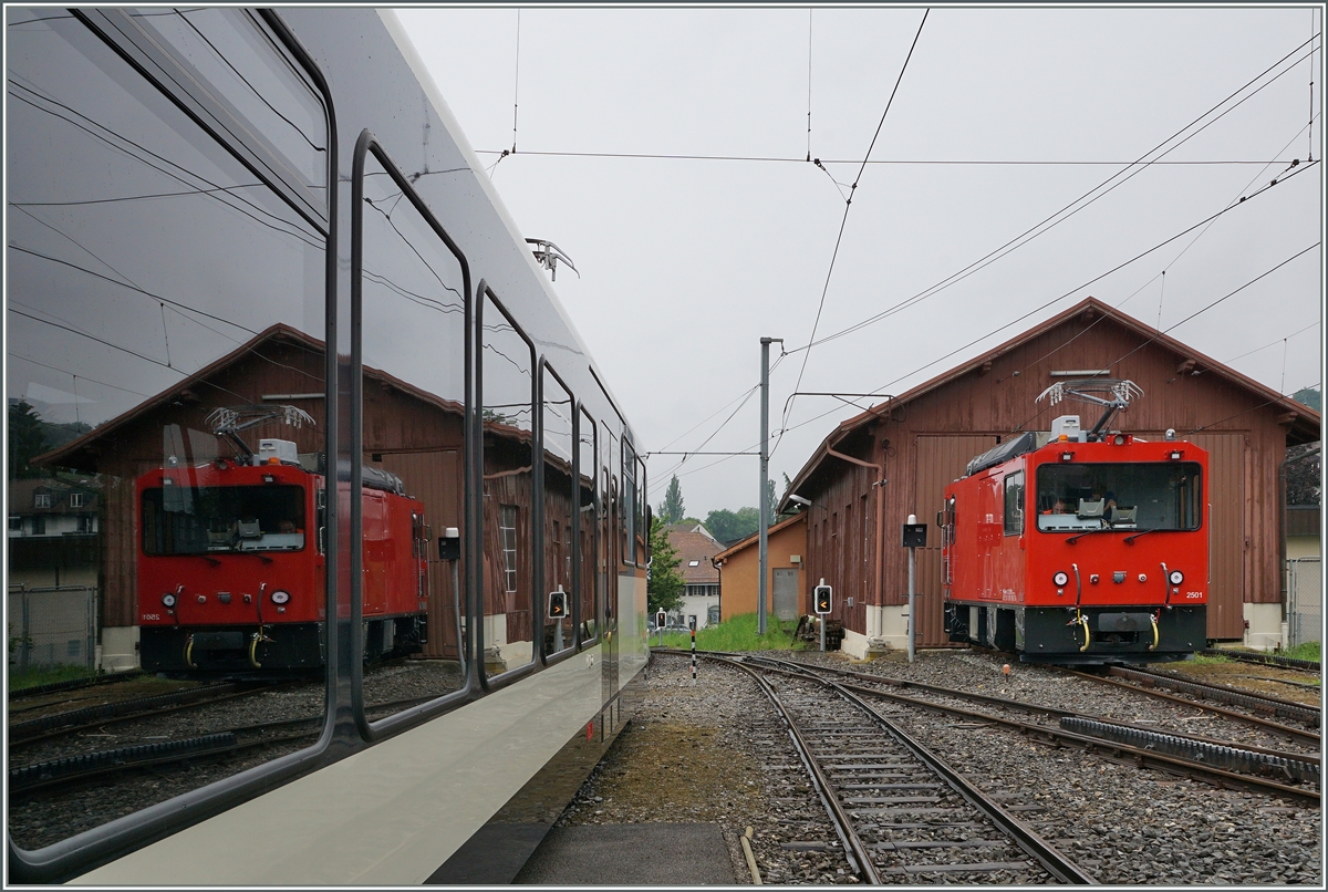 Endlich mit gehobenem Stromabnehmer: Der  Rote Klotz , die HGem 2/2 2501 in Blonay.
21. Juni 2016