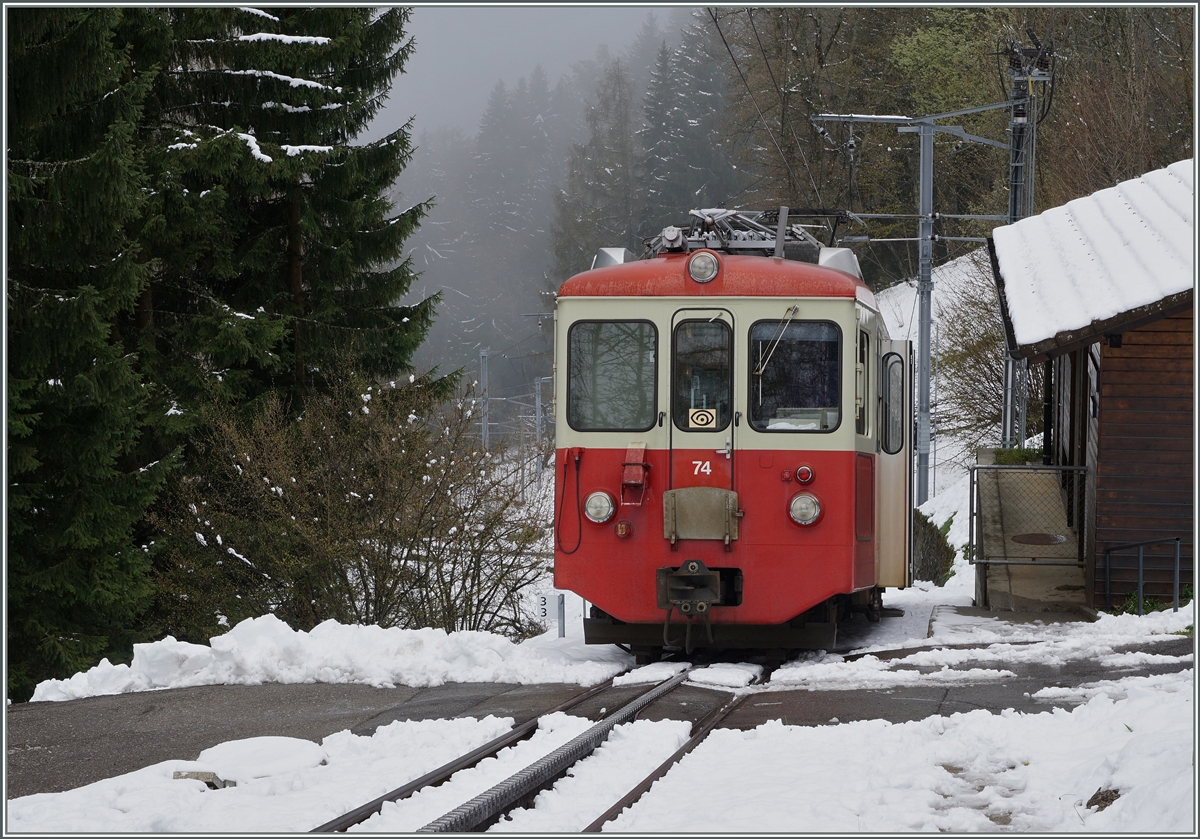 Endstation Ondallaz: Infolge eines Fahrleitungsschadens kommt der BDeh 2/4 74 heute nur bis Ondallaz. 
1. Mai 2016