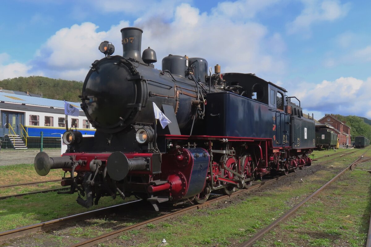 ENERGIE 507 steht am 23 September 2023 während das 50.Jahresjubiläum der CFV3V in Treignes und geniesst die Sonne.