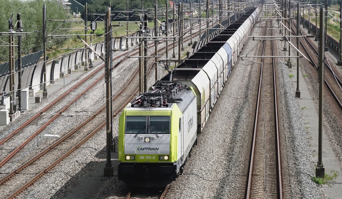 Entlang der BetuweRoute bei Valburg wurde am 18 Augustus 2022 CapTrain 186 155 samt Kohlezug fotografiert.