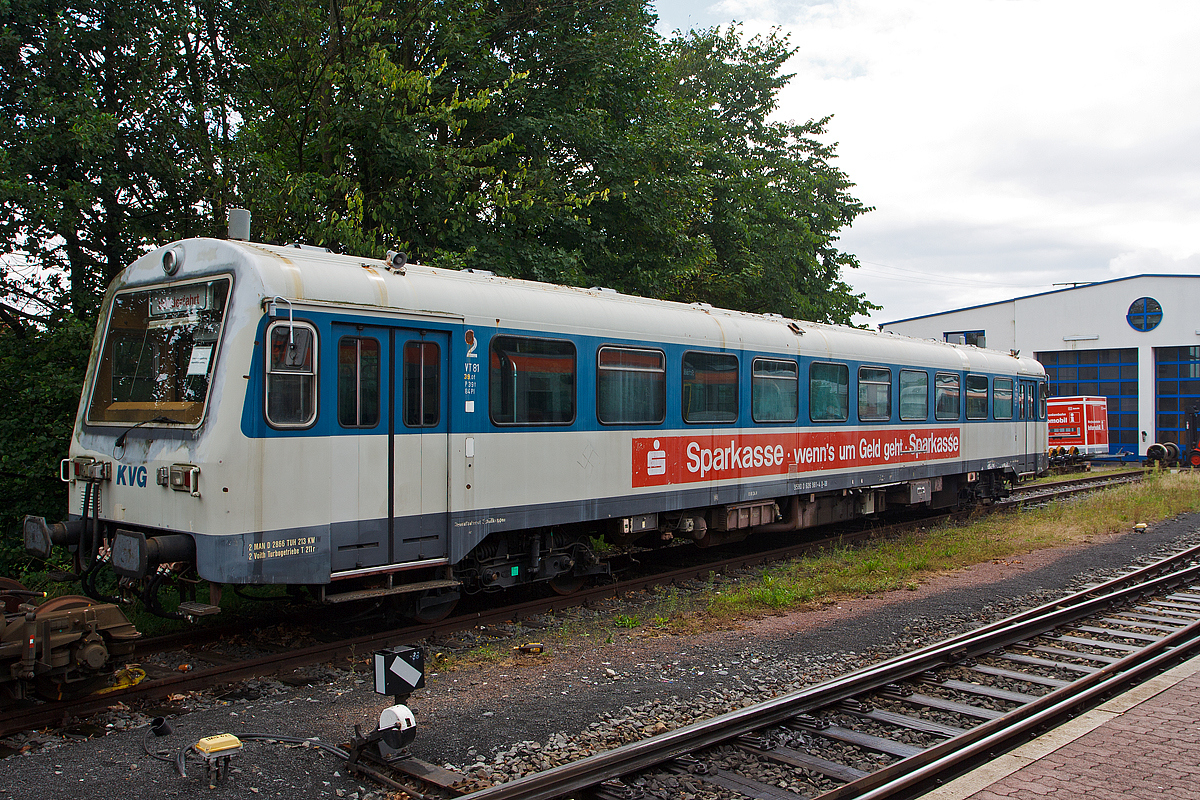 
Er hat wohl schon bessere Zeiten gesehen.... 
Der VT 81 (95 80 0626 981-4 D-DB) der Kahlgrund-Verkehrs-Gesellschaft mbH (KVG) am 18.08.2014 abgestellt beim Bf Schöllkrippen (Unterfranken). 

Der Dieseltriebwagen wurde 1981 von der Waggon Union in Berlin-Borsigwalde unter der Fabriknummer 30904 gebaut.

Diese vierachsiger Dieseltriebwagen vom Typ NE 81 wurden speziell für die Nichtbundeseigenen Eisenbahnen konzipiert und erstmals 1981 ausgeliefert wurde. Insgesamt wurden 26 Triebwagen, 14 Steuerwagen und 3 Beiwagen hergestellt, die Triebwagen werden als Baureihe 626 und die Steuerwagen als Baureihe 926 bezeichnet.

Der NE 81 wurde in den 1970er Jahren von O&K entwickelt. Er ist besonders auf die Anforderungen der Nichtbundeseigenen Eisenbahnen (NE) mit mittlerem Verkehr zugeschnitten. Die für die Deutsche Bundesbahn entwickelten Dieseltriebwagen der Baureihen 627.0 und 628.0 waren hierfür nicht geeignet, da sie auf ihren jeweiligen Einsatzstrecken nicht als Schlepptriebwagen im Güterverkehr eingesetzt werden konnten. Mit einer maximalen Anhängelast von 400 Tonnen erfüllt der NE 81 diese Anforderung. Doch noch vor Fertigstellung des ersten Fahrzeugs im Berliner Werksteil stellte O&K den Bau von Schienenfahrzeugen ein und verkaufte die laufende Produktion des NE 81 an Waggon Union.

Technische Daten:
Achsformel: B’B’
Länge über Puffer: 23.890 mm
Drehzapfenabstand: 15.100 mm
Drehgestellachsstand: 2.200 mm
Gesamtradstand: 17.200 mm
Leergwicht: 39,0 t
Höchstgeschwindigkeit: 	80 km/h 
Motor: 2 Stück MAN D 2866 TUH (wassergekühlter 6-Zylinder-Viertakt-Diesel-Reihenmotor mit Direkteinspritzung) 
Leistung: 2×213 kW (2x 289,6 PS), ursprünglich 2 x 199 kW 
Getriebe: 2 Stück Voith Turbogetriebe T211r
Leistungsübertragung: hydraulisch
