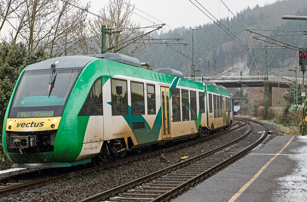 
Er ist noch im Outfit der vectus....
Der VT 260 ( 95 80 0648 160-9 D-HEB / 95 80 0648 660-8 D-HEB) ein Alstom Coradia LINT 41 der HLB (Hessische Landesbahn), ex Vectus VT 260, fährt am 24.01.2015 als RB 95  Sieg-Dill-Bahn  (Dillenburg - Siegen - Au/Sieg) in den Bahnhof Betzdorf/Sieg ein. 

Einen Gruß an den freundlichen Lokführer zurück.