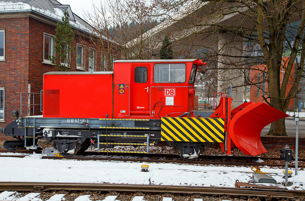 
Er war wohl vor ein paar Tagen im Einsatz, kleine Spuren (in Form von Schnee) kann man noch erkennen...
Der Schneepflug BA 851 (Fabr. Beilhack Typ PB600) der DB Netz AG, Schweres Nebenfahrzeug 40 80 947 5 181-0, hier am 28.01.2017 abgestellt in Siegen-Eintracht.