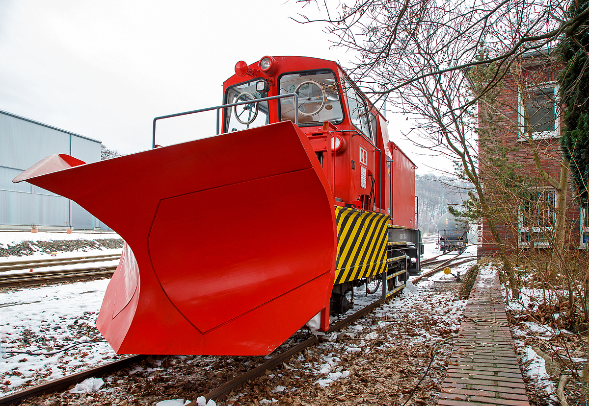 
Er war wohl vor ein paar Tagen im Einsatz, kleine Spuren (in Form von Schnee) kann man noch erkennen...
Der Schneepflug BA 851 (Fabr. Beilhack Typ PB600) der DB Netz AG, Schweres Nebenfahrzeug 40 80 947 5 181-0, hier am 28.01.2017 abgestellt in Siegen-Eintracht.