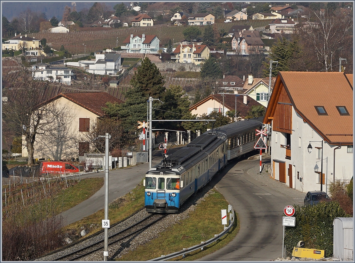 Erfreulich, hin und wieder auf einen der schönen ABDe 8/8 zu stoßen! Hier ist der ABDe 8/8 4003  BERN  mit seinem Regionalzug 2213 von Zweisimmen nach Montreux bei Planchamp unterwegs.
28. Dez. 2016 