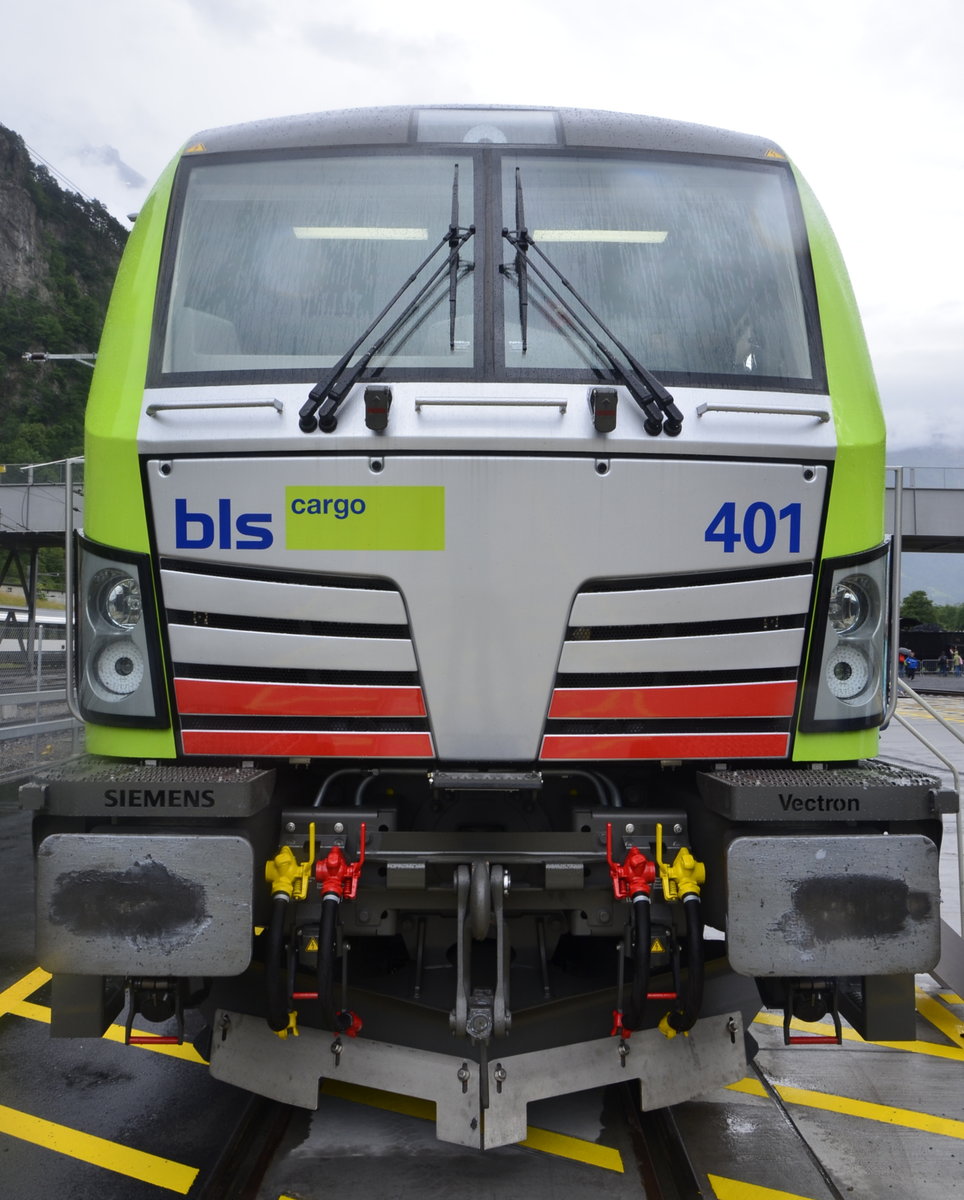 Eröffnung Gotthardbasistunnel 2016. Anlässlich der Feierlichkeiten gab es eine Rollmaterialshow in Erstfeld, hier die Frontpartie der neuen Vectronlokomotive. (04.06.2016)