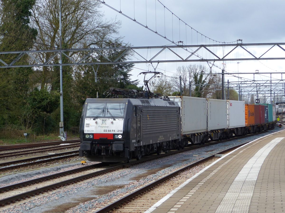 ERS Lok 189 210-8 Dordrecht, Niederlande 07-04-2016.

ERS loc 189 210-8 gehuurd van MRCE Dordrecht 07-04-2016.