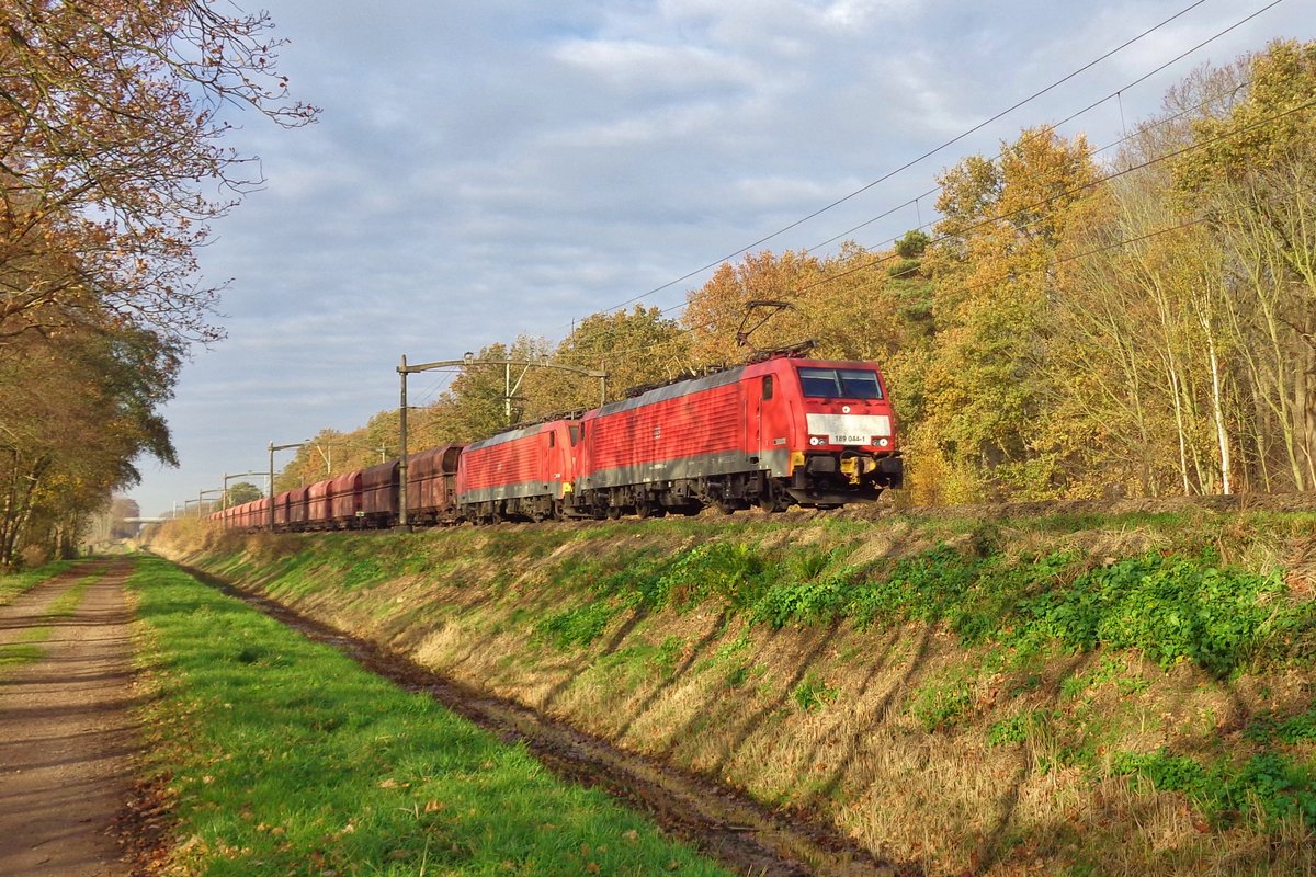 Erzbomber mit 189 044 passiert Tilburg Oude warande am 23 November 2018.