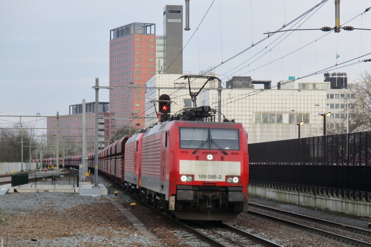 Erzbomber mit 189 086 sturmt durch Tilburg am 18März 2018.