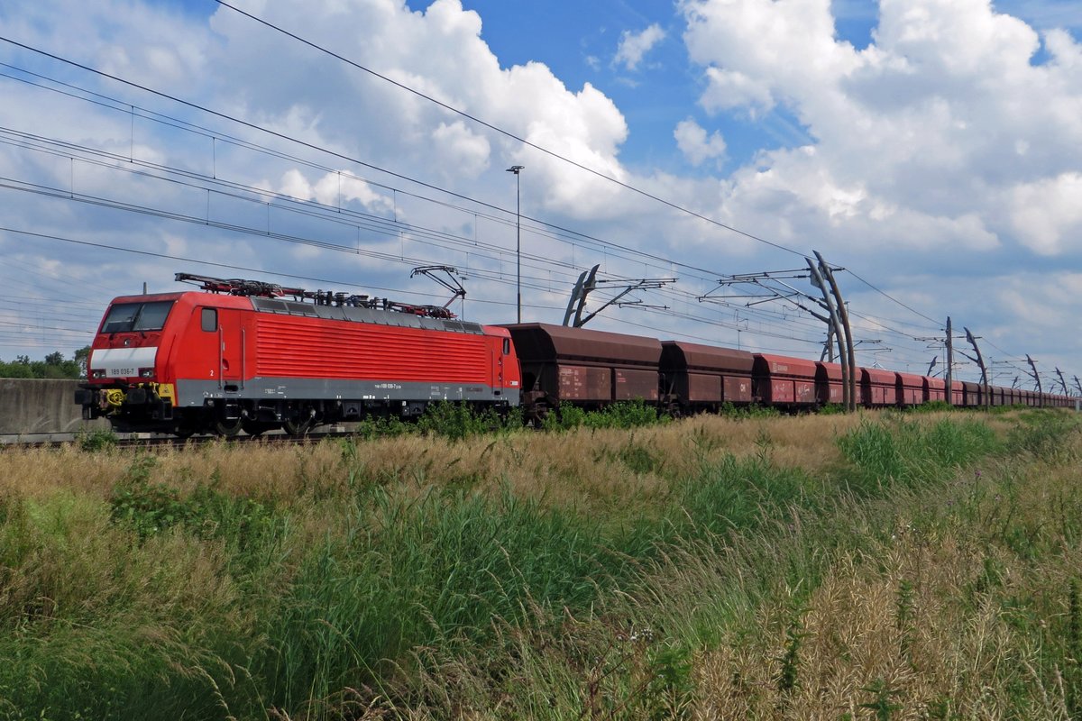 Erzzug mit 189 036 passiert Valburg am 18 Juni 2020.