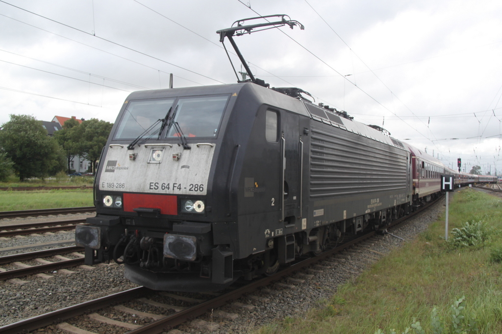 ES 64 F4-286(189 286-8)mit DPF 1867 von Rostock Hbf nach D�sseldorf/k�ln bei der Bereitstellung im Rostocker Hbf.06.09.2015