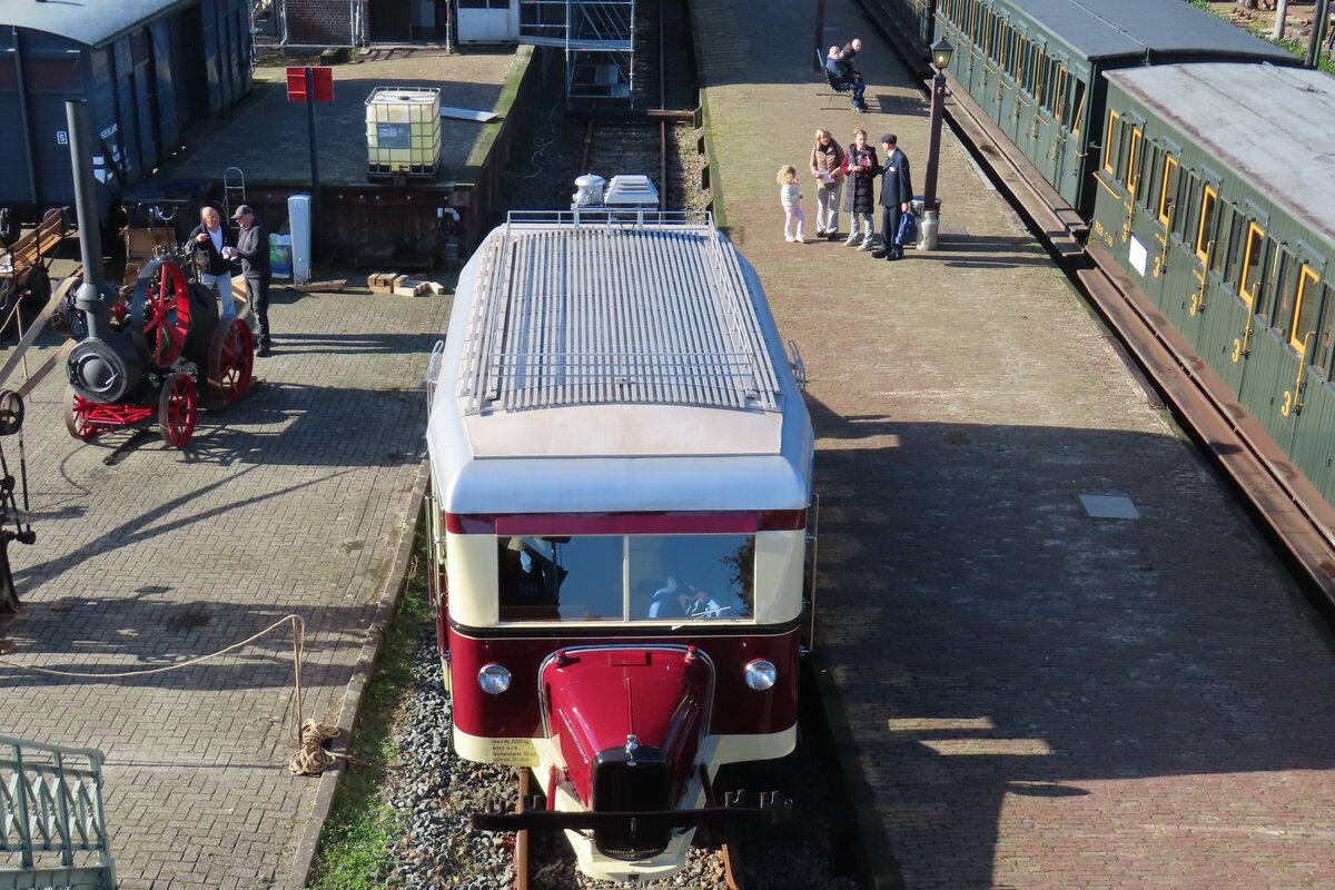 Es gibt sogar mindestens ein Schweineschnutschen in die Nidederlande und es betrifft MBS-25 (ex 11 der Kleinbahn Delmenhorst-Harpstedt) der hier in Haaksbergen steht am 14 Oktober 2023 bei der Herbstdampftage der MBS. 