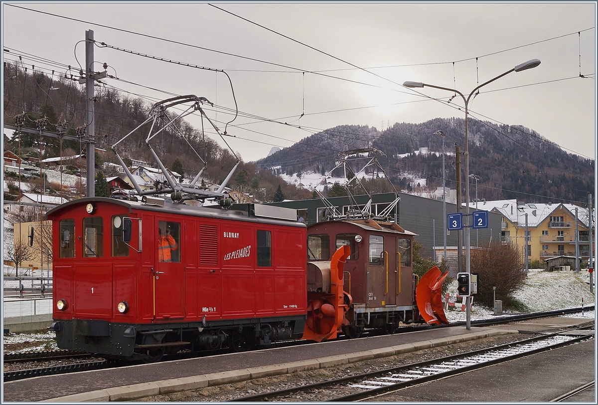 Es hat geschneit und so kommt auch dieses Jahr wieder die CEV HGe 2/2 N° 1 mit der Rot 91 zum Wintereinsatz auf der Strecke Blonay - Les Pléiades.

27. Februar 2020