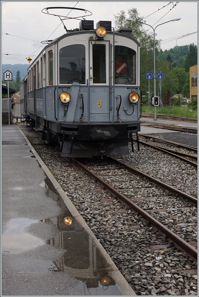 Es hat zwar etwas geregnet, aber nicht viel, und fr eine Spiegel-Bild fast zuwenige. 
Der  MCM BCFe 4/4 N 6 in Blonay.
14. Mai 2016