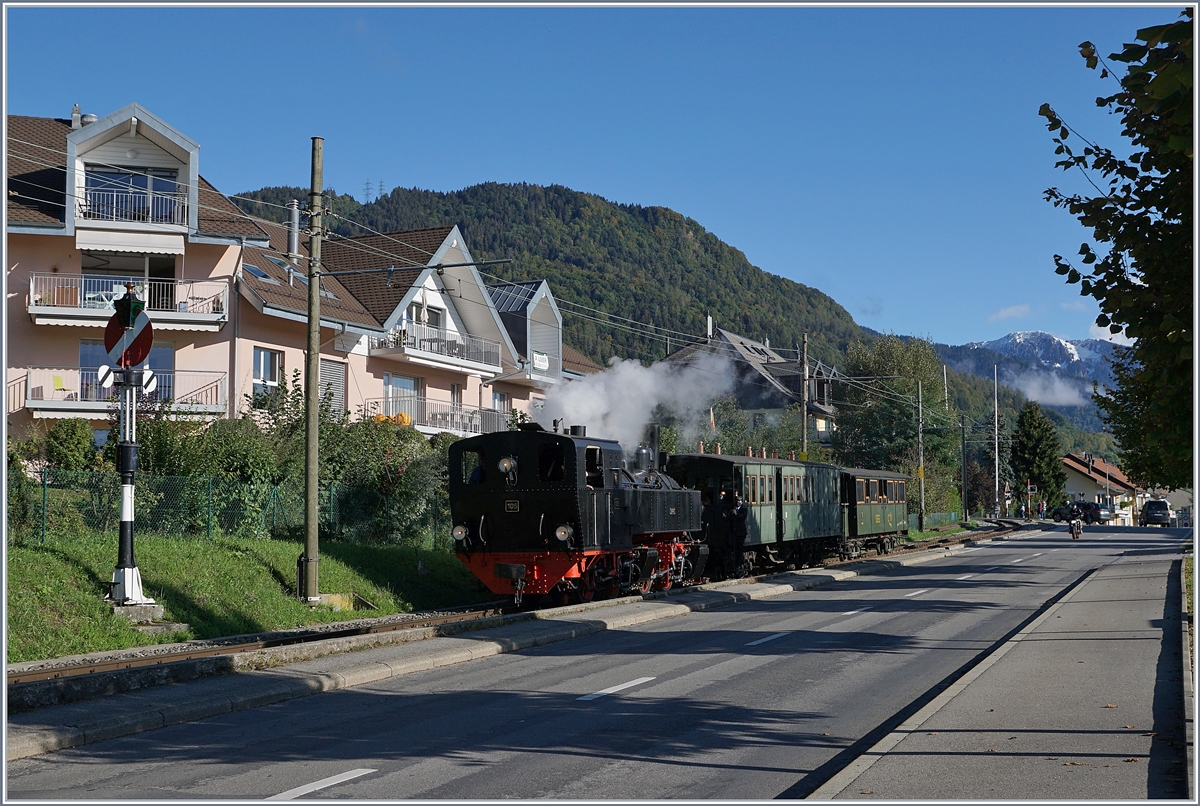 Es ist Herbst geworden, auf den fernen Bergen liegt schon etwas Schnee und in dieser Jahreszeit verwöhnt uns die Natur mit einem zauberhaften Licht, aber auch mit langen Schatten... Die Blonay-Chamby Bahn G 2x 2/2 105 erreicht Blonay mit dem letzten Dampf-Zug des Tages.

3. Okt. 2020