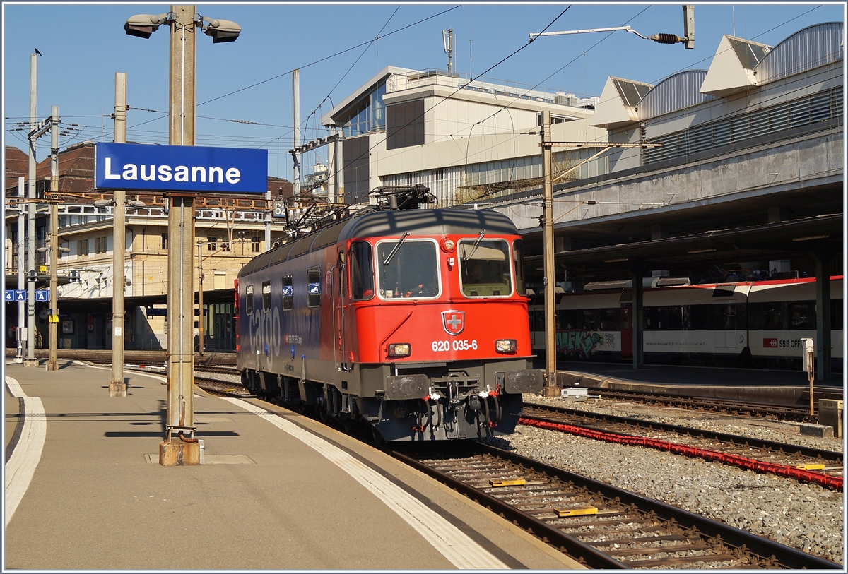 Es ist immer wieder erfreulich, eine solch schöne Re 6/6 anzutreffen wie hier in Lausanne die Re 620 035-6  Muttenz .

1. April 2020