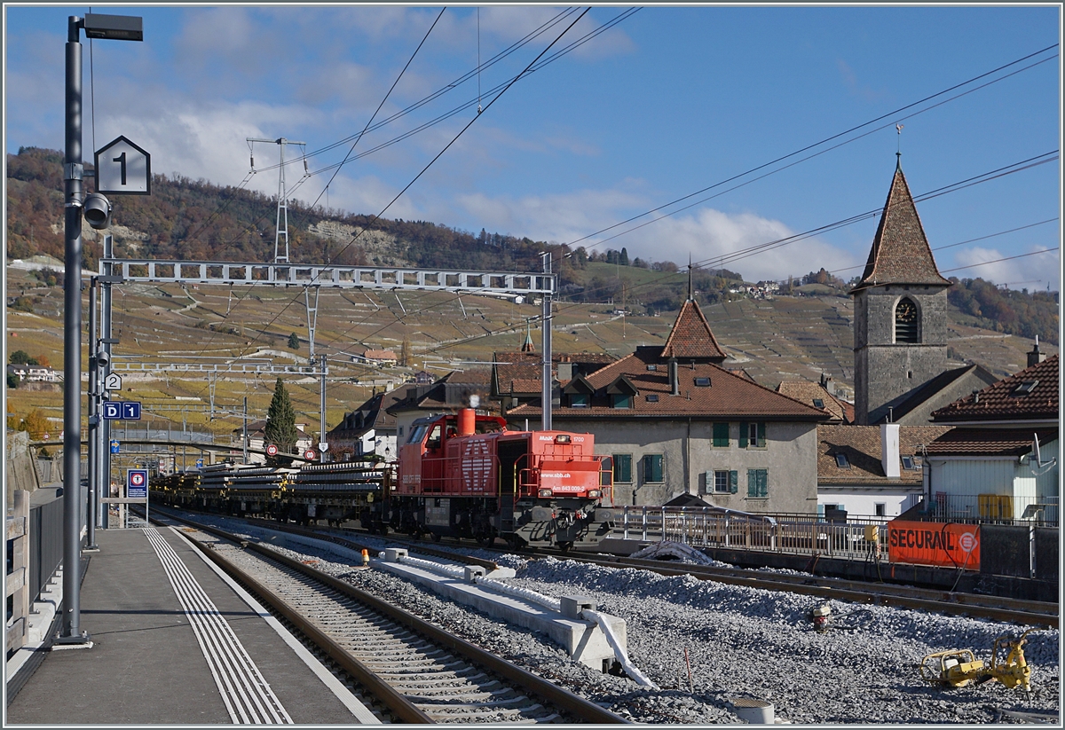 Es könnte sein, dass die SBB Am 843 009-2 in Cully auf dem Gleis 3 mit den am Wochenende abmontierten Schienen des Gleises 2 unterwegs ist.

8. Nov. 2021