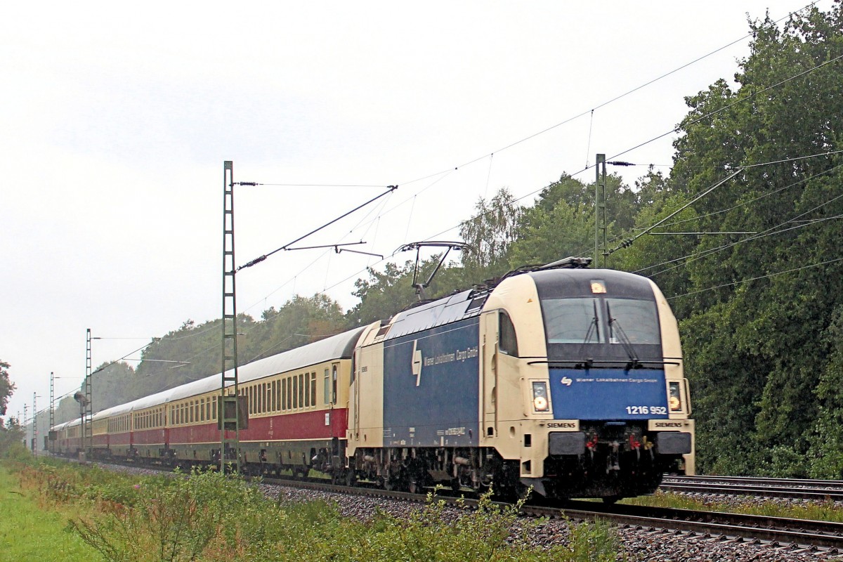 Es regnet gerade, als WLC 1216 952-2 (183 705-3) mit ihren Sonderzug am 20.09.2015 vorbeikommt. Fahrtziel ist Ostseebad Binz. Aufgenommen in Tostedt - Dreihausen.

















8