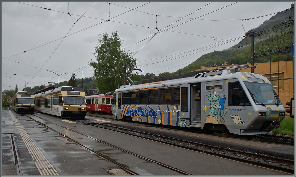 Es ist zu befürchten, dass bereits in einem Jahr von vor hier zu sehende Fahrzeugvielfalt nur noch der Bhe 2/4 72  Astro-PLeiades  übrig bleiben wird. Die GTW sind an die asm verkauft worden und die Beh 2/4 /A7) werden nach Ablieferung der Stadlen Triebzüge auch überzählig.
Blonay, 3. Mai 2015