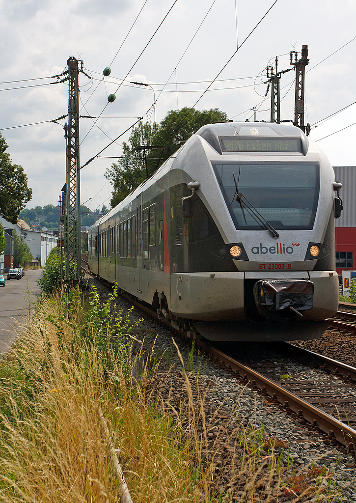 
ET 23 003   Werdohl  (94 80 0427 102-9 D-ABRN / 94 80 0827 102-5 D-ABRN / 94 80 0427 602-8 D-ABRN) ein 3-teiliger Stadler Flirt der Abellio Rail NRW hat gerade (am 26.07.2014) verlassen und erreicht gleich den Bahnhof Siegen-Weidenau. Er fährt als RE 16   Ruhr-Sieg-Express  die Verbindung Siegen - Kreuztal - Finnentrop - Hagen - Essen. 

Der Triebzug wurde 2007 bei Stadler Pankow GmbH in Berlin unter der Fabriknummer 34663 gebaut. 

Diese Fahrzeuge hat die Abellio über die CBRail Ltd. geleast. 