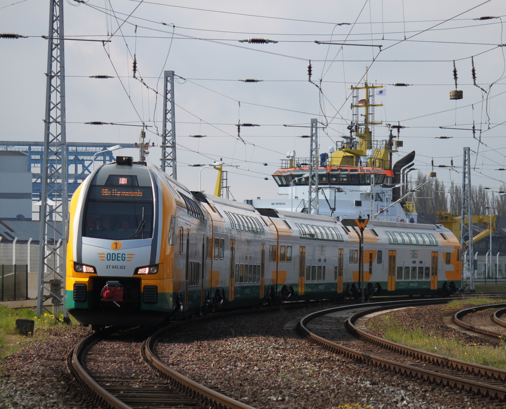ET 445.103 als Sonderzug 79427(OstseeExpress)von Berlin Potsdamer Platz nach Warnem�nde bei der Einfahrt im Bahnhof Warnem�nde.02.05.2015