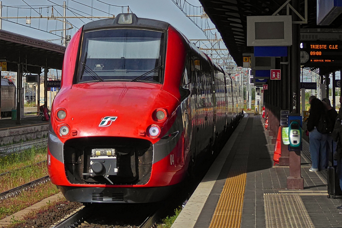 ETR 700-04 f�hrt von Mailand her kommend in den Bahnhof von Verona Porta Nuova ein,
mit diesem Zug fuhr unsere Reisegruppe nach Trieste. Am Nachmittag war es derselbe Zug der uns wieder nach Verona brachte. 05.05.2025
