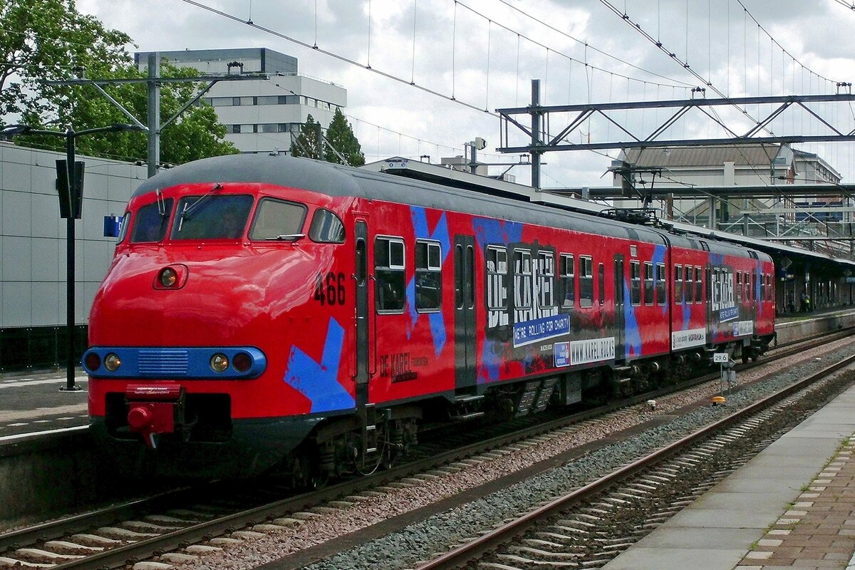 Etwas besonderes durchfahrt am 28 Juni 2020 Dordrecht: De Karel 466 ist die 1. Private Plan V 'Apekop'und macht hier ein Fitnessfahrt. De Karel Foundation ist eine charitativer Einstellung mit ein eigenes Triebzug.