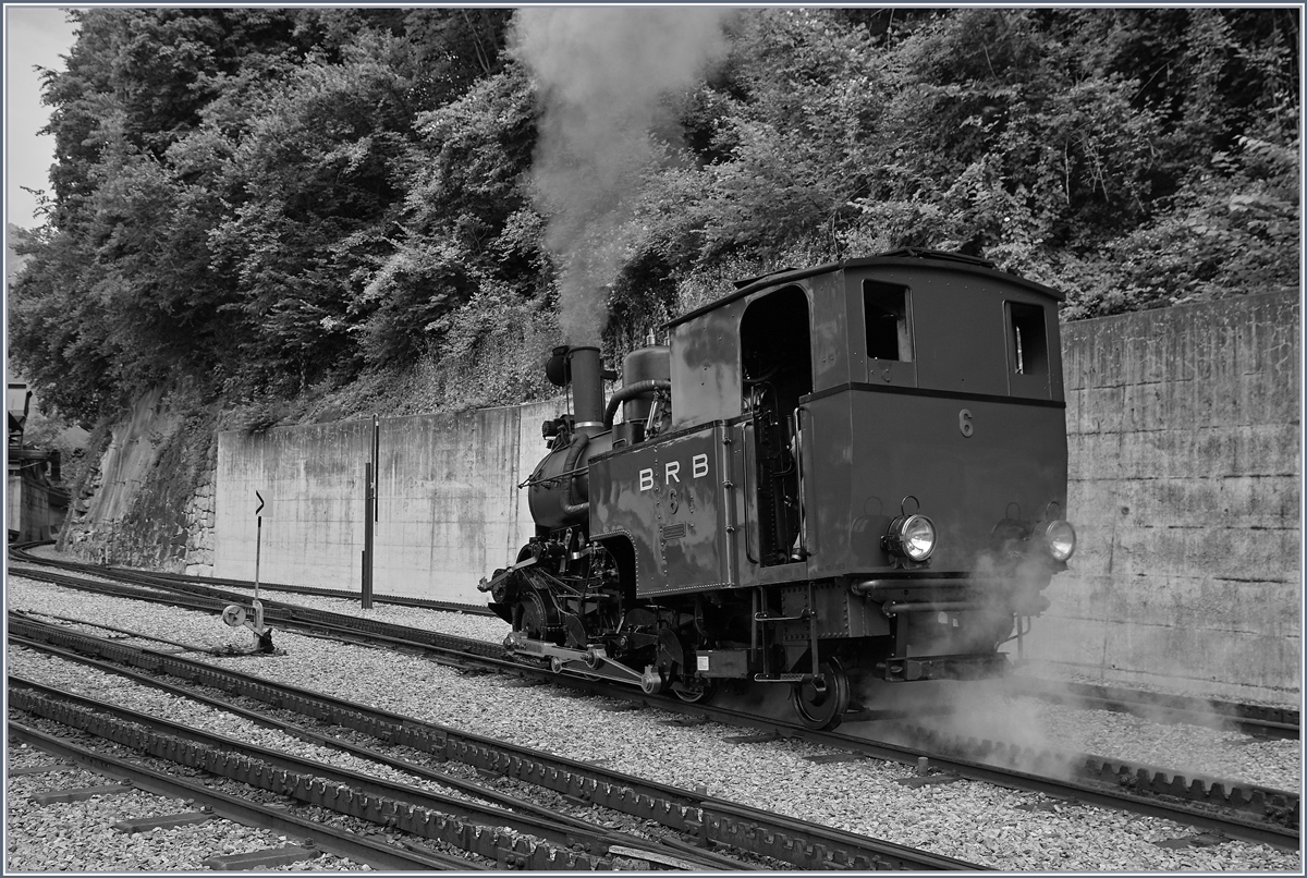 Etwas ganz besonderes ist es, eine der Kohlebefeuerten Dampfloks bei der BRB zu erleben. Hier erfüllte mir die 1933 von der SLM unter der Farbriknummer 3567 gebaute H 2/3 der 2. Generation diesen Wunsch, als sie sich zur Bekohlung aufmachte.
8. Juli 2016