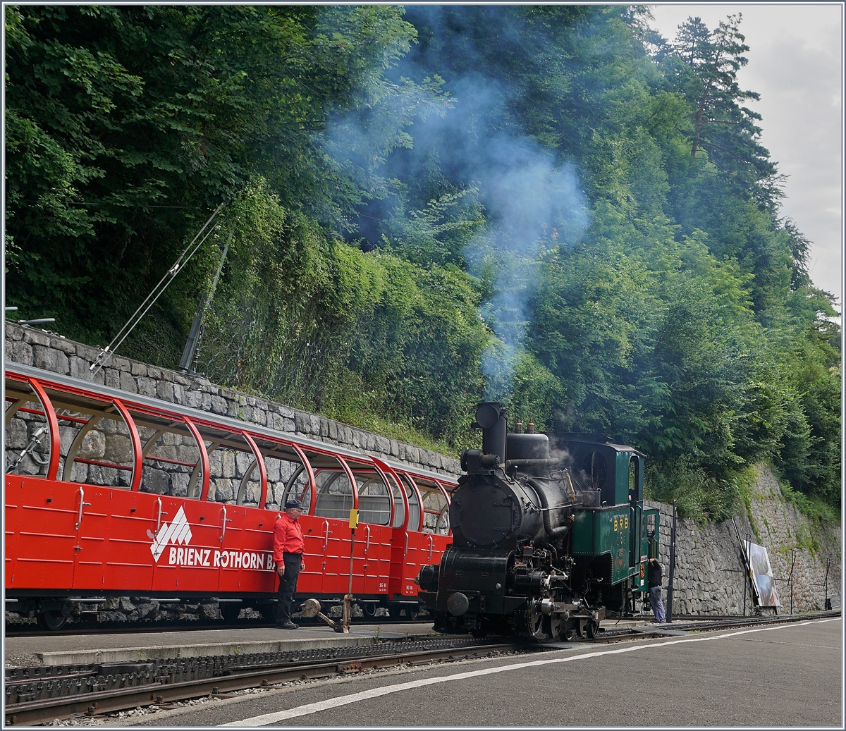 Etwas ganz besonderes ist es, eine der Kohlebefeuerten Dampfloks bei der BRB zu erleben. Hier erfüllte mir die 1933 von der SLM unter der Farbriknummer 3567 gebaute H 2/3 der 2. Generation diesen Wunsch.
Da die BRB Dampfloks die Züge immer Kessel voraus Bergwärts schieben, verbergen sie meist ihr schönes  Gesicht ; bei einer Rangierfahrt hatte ich die Gelegenheit, die kohlebefeuerte H 2/3 N° 6 (Baujahr 1933) von vorne fotografieren zu können.
8. Juli 2016