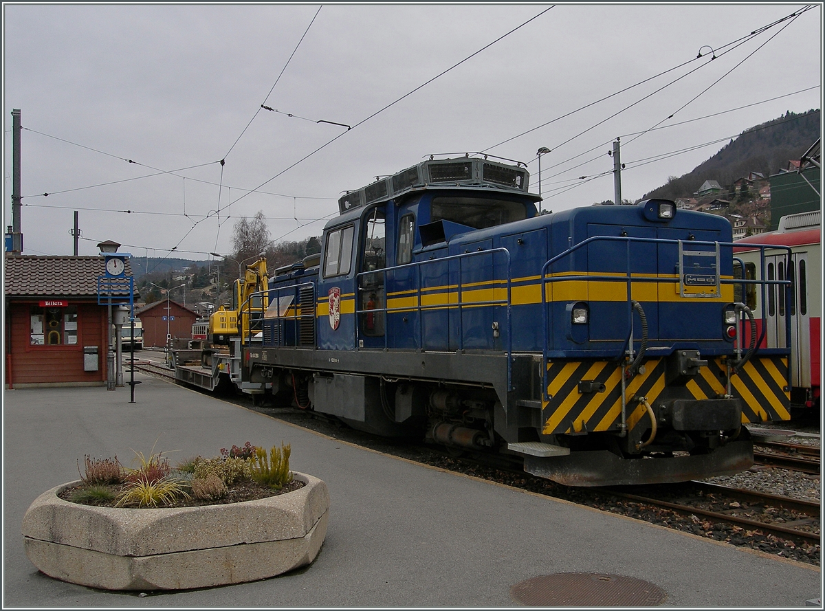 Etwas MOB in Blonay: die wuchtige MOB Gm 4/4 2004 stand am 29. Jan. 2014 mit einem Dienstgterwagen in Blonay. 
