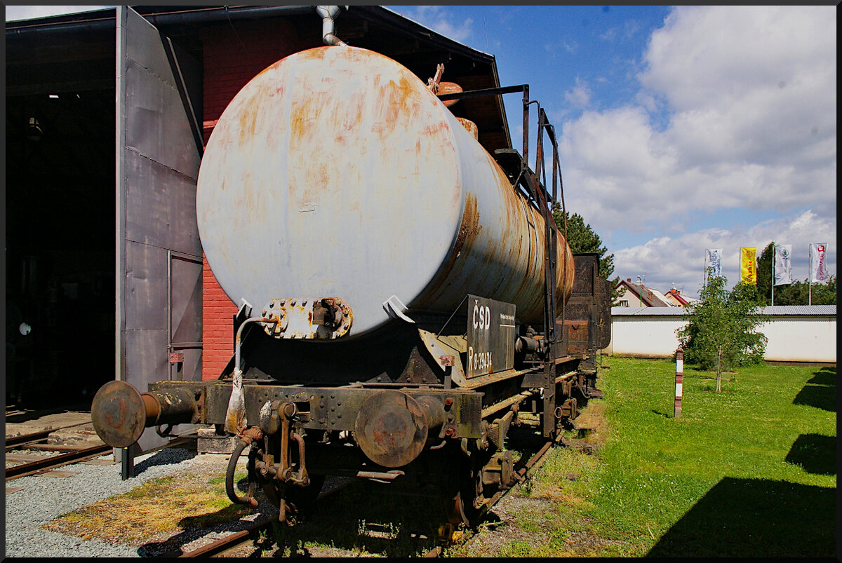 Etwas schwierig war dieser alte Kesselwagen ČSD R 8-39434 zu fotografieren. Er stand direkt am Lokschuppen und der Drehscheibe, so das wenig Platz vorhanden war.

Eisenbahnmuseum Jaroměř, 21.05.2022
