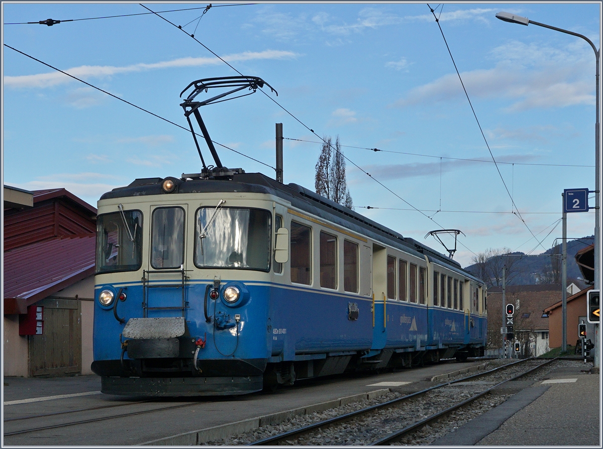 Etwas überrascht wurde ich, als ich in Blonay beim beim Einsteigen in den Regionalzug nach Vevey den MOB ABe 8/8 vorbeifahren sah! Zwar konnte ich den formschönen Triebzug fotografieren doch für eine gute Bildgestaltung war der Überraschungseffekt zu gross...
27. Feb. 2017