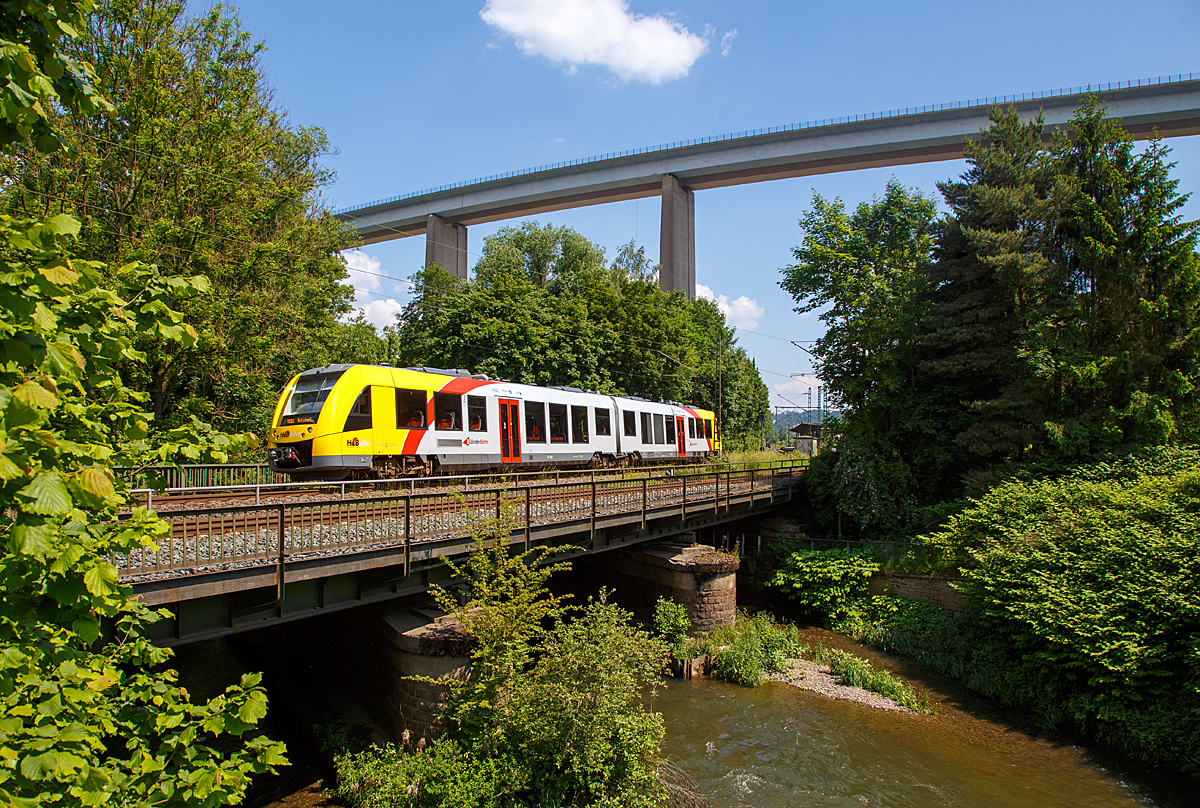 Etwas verspätet fährt am 05.06.2016 der VT 507 (95 80 1648 107-8 D-HEB / 95 80 1648 607-7 D-HEB) der HLB (Hessische Landesbahn GmbH), ein Alstom Coradia LINT 41 der neuen Generation, als RB 93  Rothaarbahn  (Bad Berleburg - Kreuztal -Siegen - Betzdorf),  von Eiserfeld/Sieg weiter in Richtung Betzdorf/Sieg, hier überquert gerade die Sieg. 

Im Hintergrund wieder die 105 m hohe Siegtalbrücke der A45 (Sauerlandlinie). 