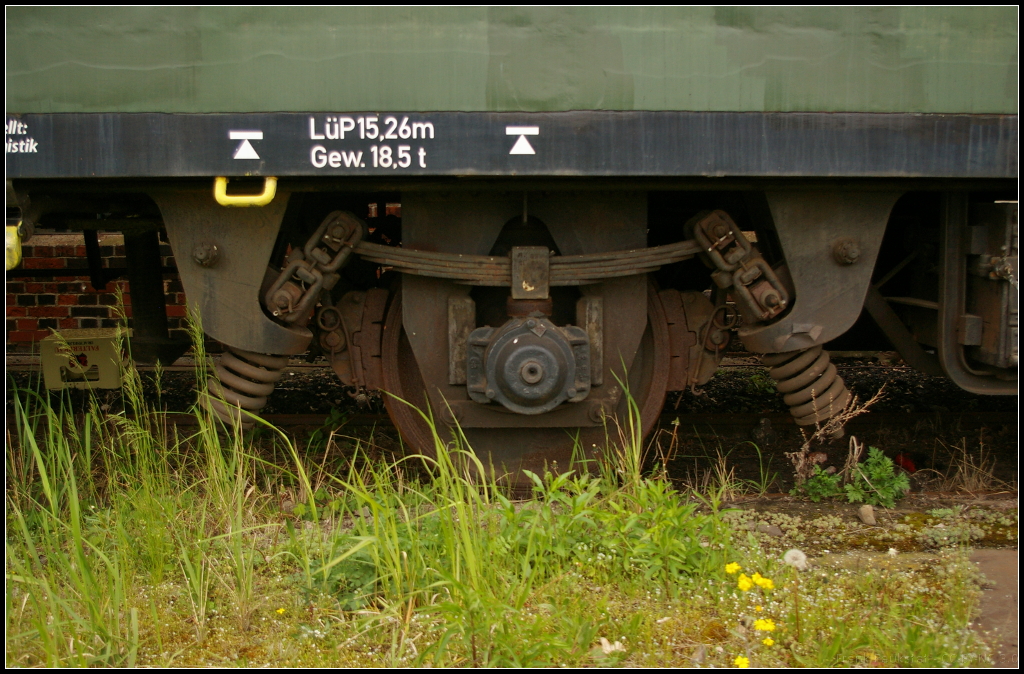 Etwas zusammengereimt: ber Blattfedern und Spiralfedern liegt das eine Ende des Wagens auf der Achse auf. So gesehen bei dem Begleiterwagen BPD 03 80 80-95 007-4 P am 06.05.2017 beim Fest  30 Jahre Traktionswechsel Wittenberge , wo der Wagen hinter dem Lokschuppen der Dampflokfreunde Salzwedel e.V. stand. Gibt es dafr eine besondere Bezeichnung? (kontakt (at) bahnsichtungen.de)