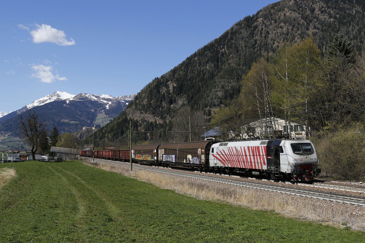 EU43 005 mit einem gemischten G�terzug kam uns am 8. April 2017 vom Brenner kommend bei Freienfeld/Campo di Trens vor die Linse.