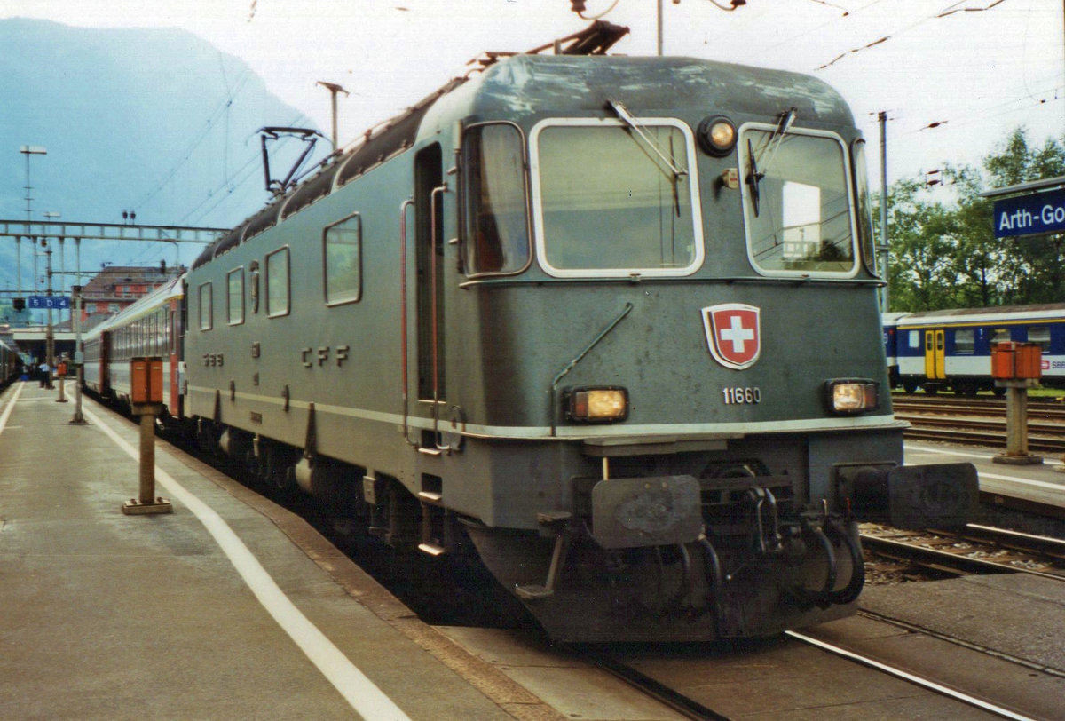 EuroCity MEDIOLANUM steht am 19 Juni 2001 mit 11660 in Arth-Goldau.