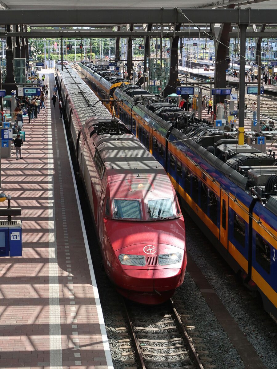 Eurostar HochgeschwindigkeitTriebzug TGV PBA 4538 Gleis 13 Rotterdam Centraal Station 04-07-2024.

Eurostar hogesnelheidstreinstel TGV PBA 4538 spoor 13 Rotterdam CS 04-07-2024.