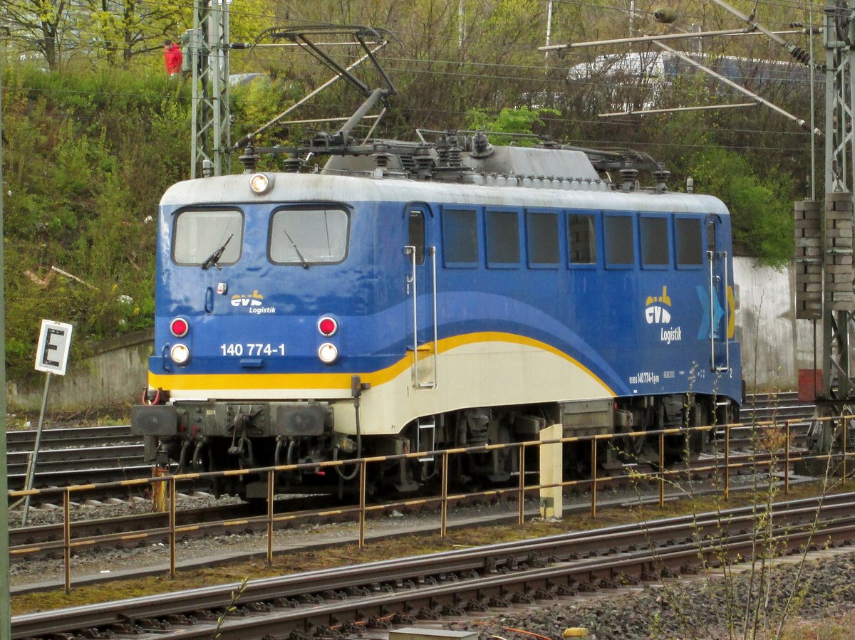 EVB 140 774 steht abseits das Bahngeschehen in Hamburg-Harburg, 27 April 2016.