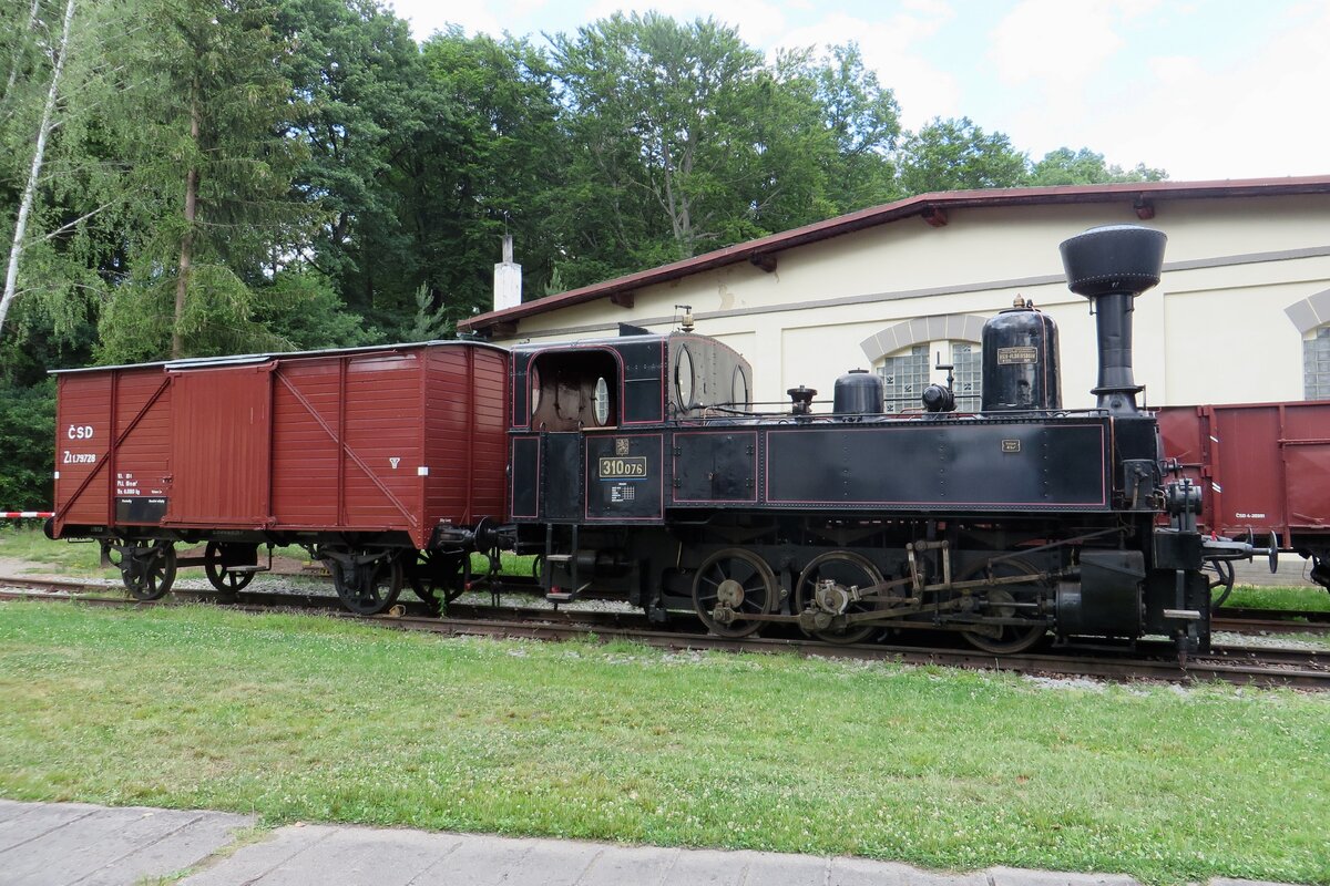 Ex-CSD 310 076 steht am 11 Juni 2022 ins CD Eisenbahnmuseum in Luzna u Rakovnika.