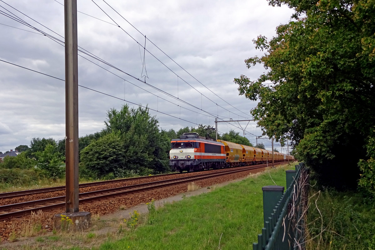 Ex-LOCON 1828 zieht ein NACCO-Getreidezug durch Wijchen am 14 Juli 2019. 