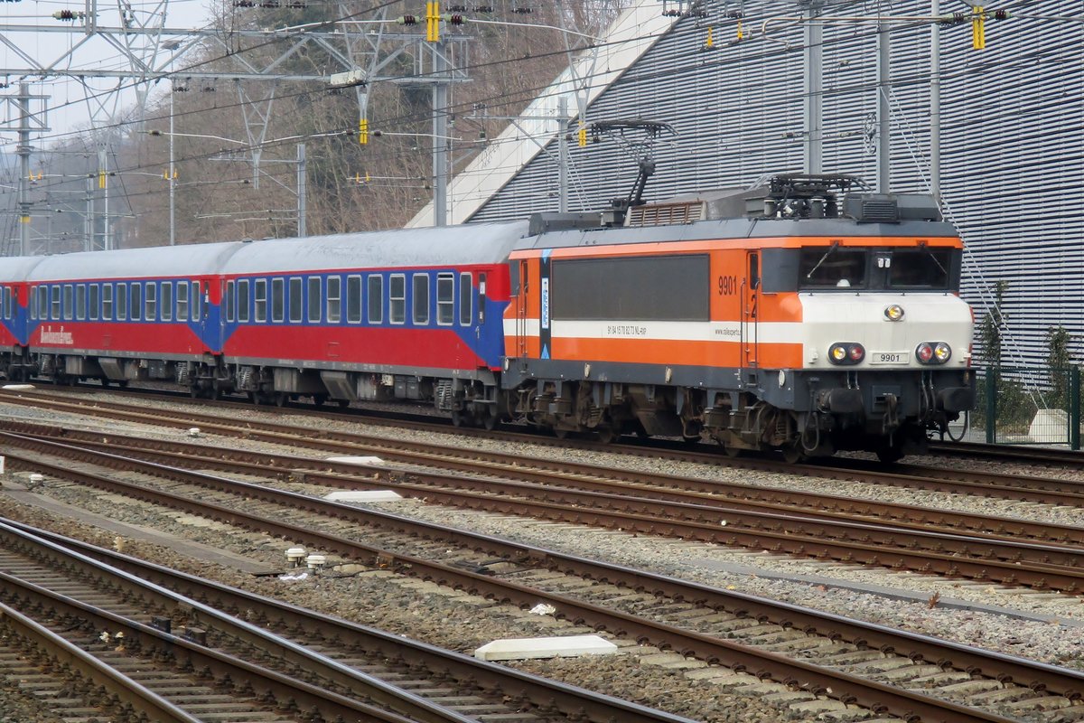 Ex-LOCON 9901 treft am 4 Mrz 2018 mit ein Alpen-Express in Arnhem Centraal ein. 