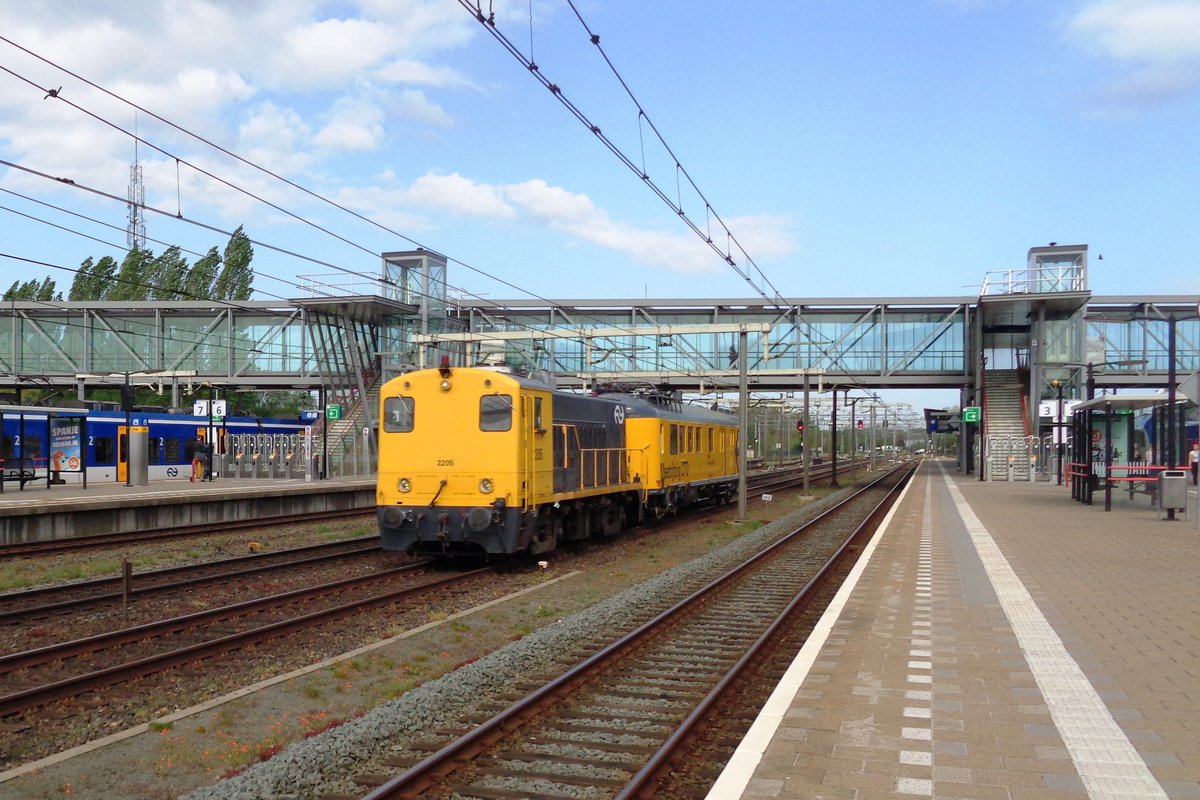 Ex-NS 2205 zieht am 24 April 2019  der CTO-Messwagen durch Boxtel.